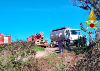 Cisterna di latte esce fuori strada sulla Paulilatino-Abbasanta, sul posto i vigili del fuoco