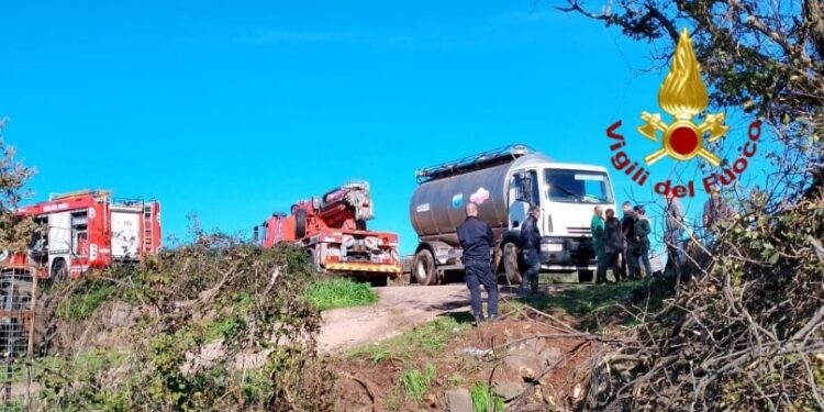 Cisterna di latte esce fuori strada sulla Paulilatino-Abbasanta, sul posto i vigili del fuoco