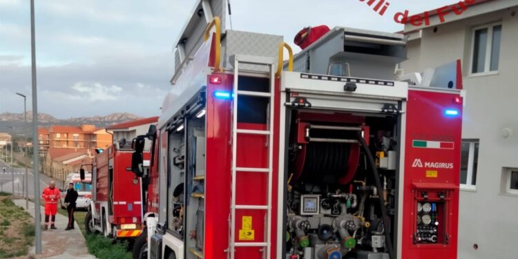 La Maddalena: a fuoco un deposito a Moneta, sul posto i vigili del fuoco