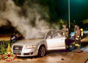 Olbia: auto a fuoco in via Nervi, sul posto i vigili del fuoco