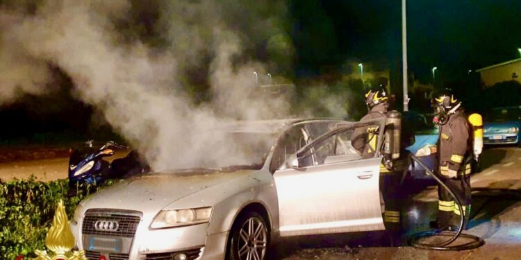 Olbia: auto a fuoco in via Nervi, sul posto i vigili del fuoco