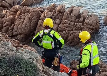 Cannigione: donna scivola sulla scogliera della spiaggia Le piscine, salvata dai vigili del fuoco