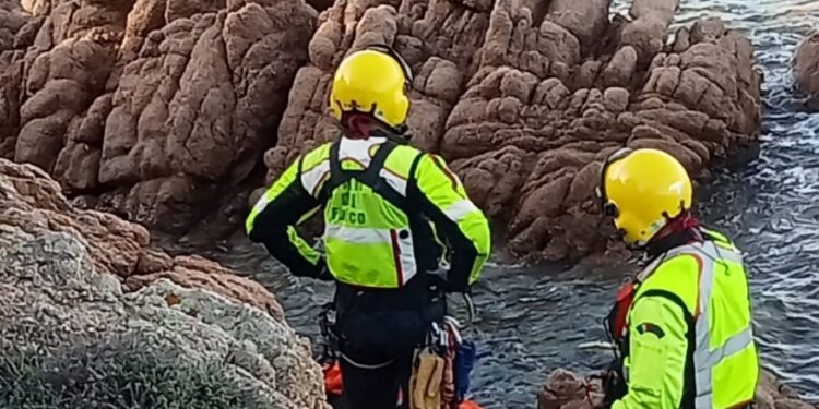 Cannigione: donna scivola sulla scogliera della spiaggia Le piscine, salvata dai vigili del fuoco