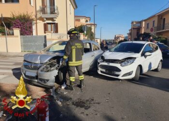 Olbia: incidente stradale in via Bini, angolo via Spensatellu: sul posto i vigili del fuoco