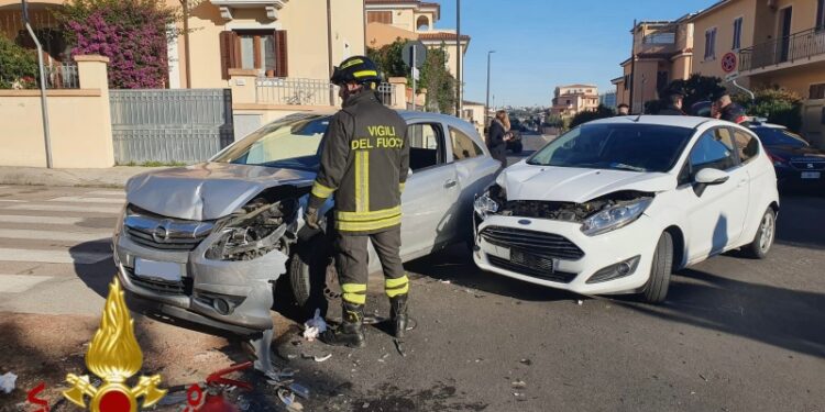 Olbia: incidente stradale in via Bini, angolo via Spensatellu: sul posto i vigili del fuoco