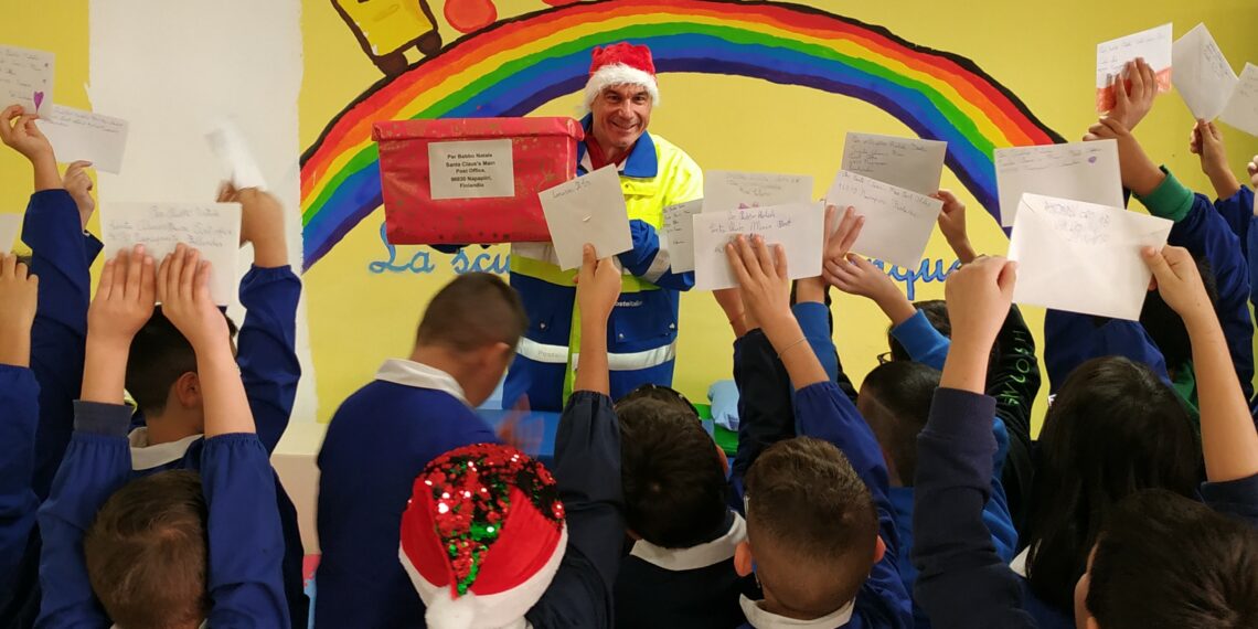 A Quartu Sant'Elena i bambini dell'Istituto Comprensivo 4 consegnano al  postino le loro letterine indirizzate a Babbo Natale - Sardegna