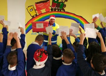 A Quartu Sant’Elena i bambini dell’Istituto Comprensivo 4 consegnano al postino le loro letterine indirizzate a Babbo Natale