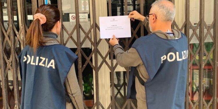 La Polizia di Stato stamane, a Cagliari, ha notificato la sospensione della licenza ad un esercizio pubblico per 15 giorni, per somministrazione di alcoolici a minorenni