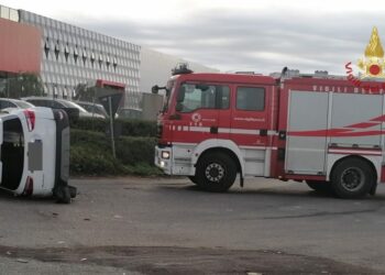 Una donna alla guida di una Ford EcoSport all’altezza di una rotatoria, ha perso il controllo ribaltandosi sulla carreggiata, ricoverata in codice giallo