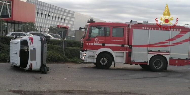 Una donna alla guida di una Ford EcoSport all’altezza di una rotatoria, ha perso il controllo ribaltandosi sulla carreggiata, ricoverata in codice giallo