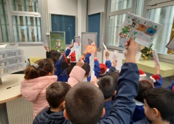 A Fonni i piccoli allievi della Primaria spediscono le letterine per Babbo Natale dall’ufficio postale