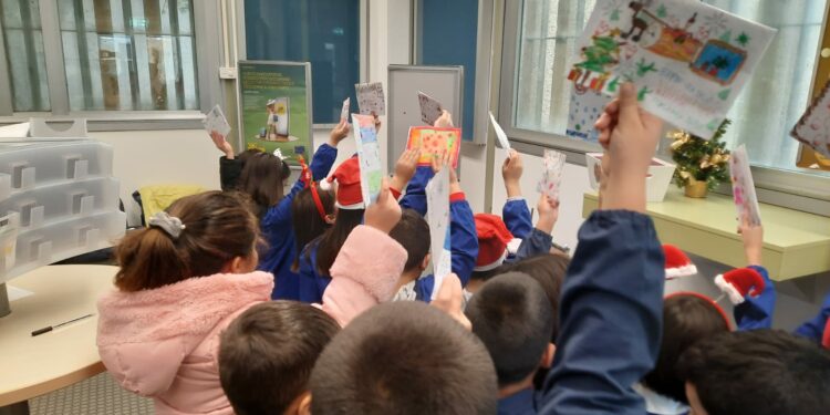 A Fonni i piccoli allievi della Primaria spediscono le letterine per Babbo Natale dall’ufficio postale