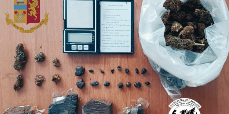 Gli operatori del Gruppo Falchi della Squadra Mobile hanno arrestato in flagranza un operaio 51enne, per detenzione ai fini di spaccio di sostanze stupefacenti