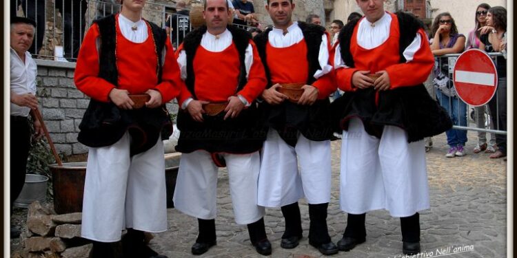 Cori a tenore, artigianato e degustazioni: sabato 17 e domenica 18 appuntamento a Dolianova con la quarta edizione del festival “Dolia è”