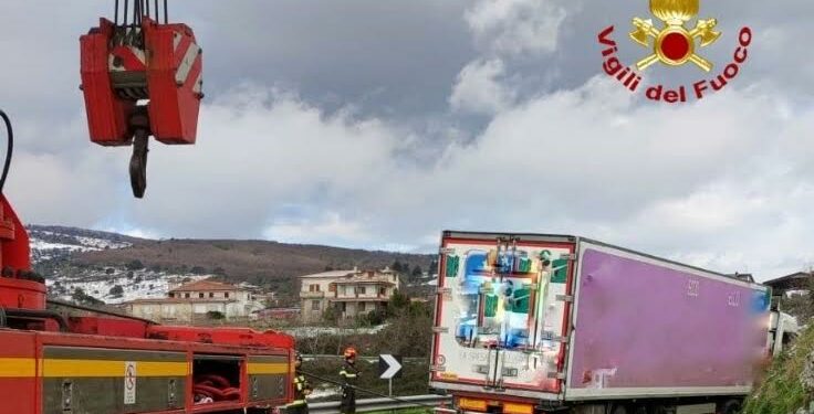 Santu Lussurgiu: un autoarticolato esce fuori strada, illeso il conducente