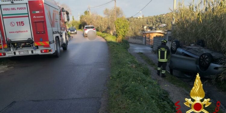 Incidente nella strada vicinale Badde Pedrosa-Taniga, intervengono i vigili del fuoco