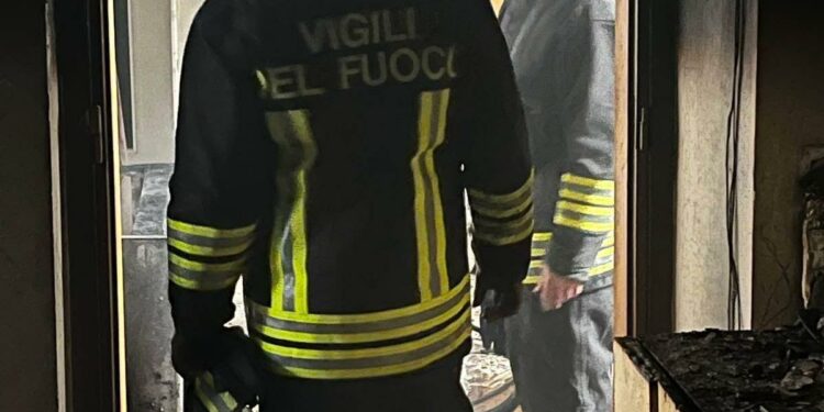 Nuoro: a fuoco un’abitazione, morto un 73enne