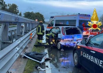 I vigili del fuoco di Cagliari stanno intervenendo per un incidente stradale sulla statale 130, due le auto coinvolte