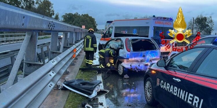 I vigili del fuoco di Cagliari stanno intervenendo per un incidente stradale sulla statale 130, due le auto coinvolte