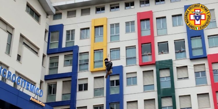 La Befana è arrivata con il suo carico di doni all’Ospedale Pediatrico Microcitemico di Cagliari