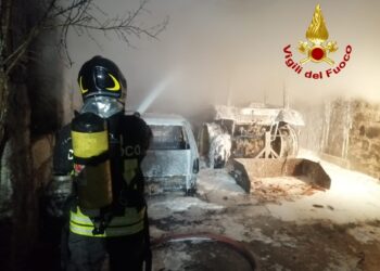 Alà dei Sardi: a fuoco un garage, sul posto i vigili del fuoco