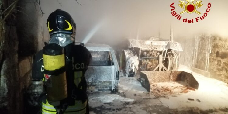 Alà dei Sardi: a fuoco un garage, sul posto i vigili del fuoco
