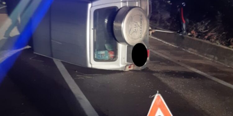 A Tortolì un’auto ha urtato un cordolo in cemento sulla SS 198 e si è ribaltata, una persona in ospedale