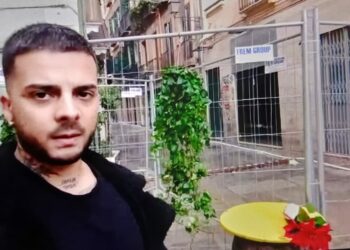 Emergenza in via Dettori, a Cagliari, transennata per le crepe affiorate sui muri. Intervista di Guido Cadoni ad uno degli esercenti costretti a fermare le loro attività