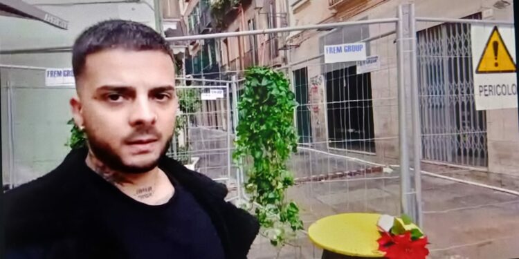 Emergenza in via Dettori, a Cagliari, transennata per le crepe affiorate sui muri. Intervista di Guido Cadoni ad uno degli esercenti costretti a fermare le loro attività