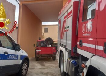La Maddalena: incendio di un garage in via Padule, sul posto i vigili del fuoco