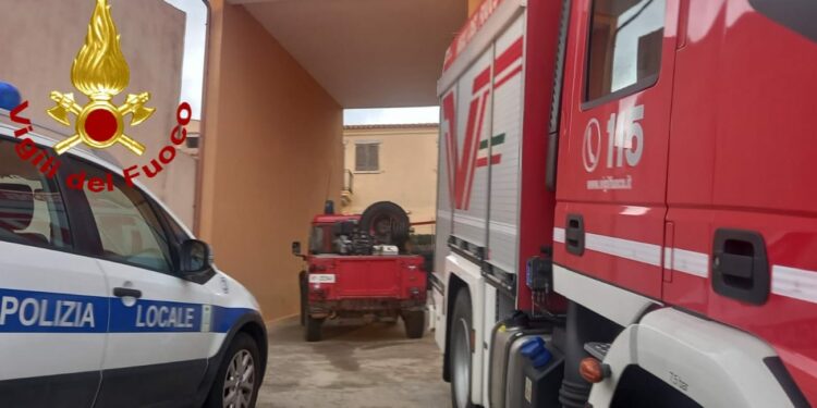 La Maddalena: incendio di un garage in via Padule, sul posto i vigili del fuoco