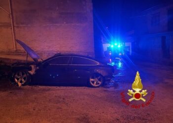 Burgos: a fuoco un’auto, sul posto i vigili del fuoco
