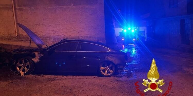 Burgos: a fuoco un’auto, sul posto i vigili del fuoco