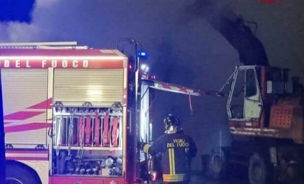 Alghero: vasto incendio in zona industriale San Marco, sul posto i vigili del fuoco