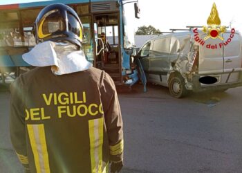 Lanusei: collisione tra un autobus di linea dell’ARST ed un furgone 