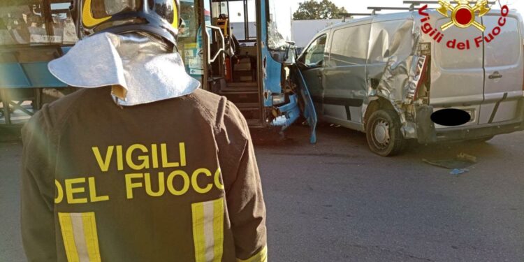Lanusei: collisione tra un autobus di linea dell’ARST ed un furgone 