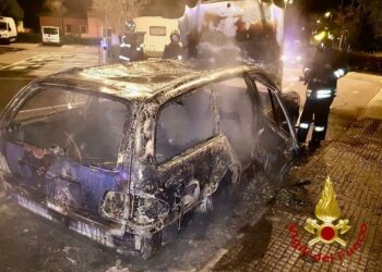 Olbia: a fuoco un’autovettura in via Fausto Nove, sul posto i vigili del fuoco