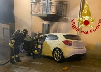 Bono: a fuoco un’auto, sul posto i vigili del fuoco