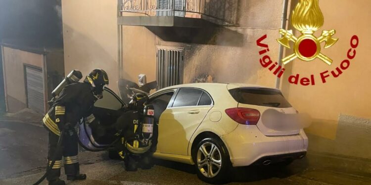Bono: a fuoco un’auto, sul posto i vigili del fuoco