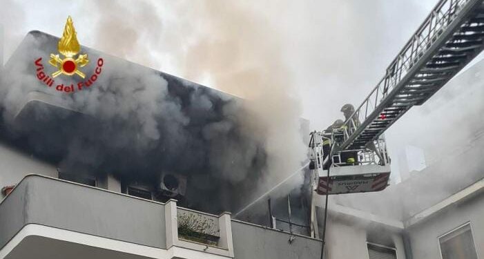 Incendio in un’abitazione al terzo piano di un edificio di Piazza Sforza, a Cagliari