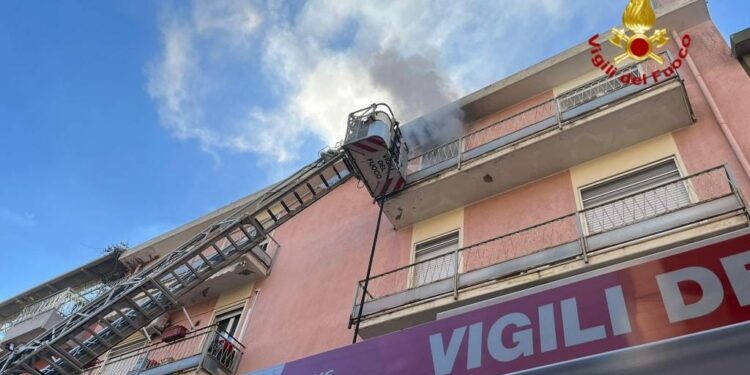 Una squadra dei vigili del fuoco è intervenuta a Selargius, per l’incendio sviluppatosi in un appartamento, presumibilmente per una fuga di gas nel locale cucina