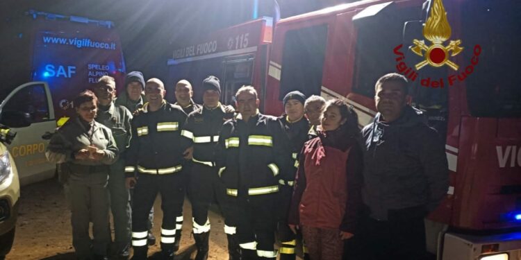 I vigili del fuoco ieri sera hanno soccorso due ragazzi che avevano perso l’orientamento sui monti di Capoterra dove nel 1979 si consumò la tragedia dell’incidente aereo