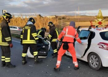 Scontro frontale tra due auto sulla SS 387,  i vigili del fuoco hanno estratto due persone e le hanno affidate al personale sanitario