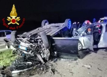Grave incidente stradale sulla Statale 197, i vigili del fuoco hanno estratto quattro persone dai veicoli coinvolti