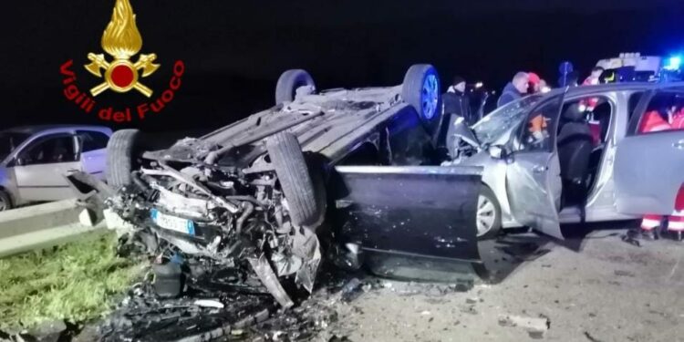 Grave incidente stradale sulla Statale 197, i vigili del fuoco hanno estratto quattro persone dai veicoli coinvolti