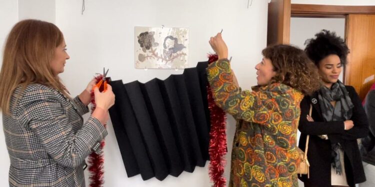 Nelle scuole di Oristano una targa in ceramica per promuovere il numero antiviolenza 1522