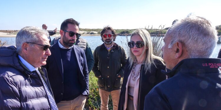 Gli assessori Satta e Porcu a Muravera: «Il dragaggio per aprire la foce ed eventuale modifica del molo per una migliore produttività della laguna»