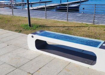 Una nuova panchina smart nel lungomare di Golfo Aranci