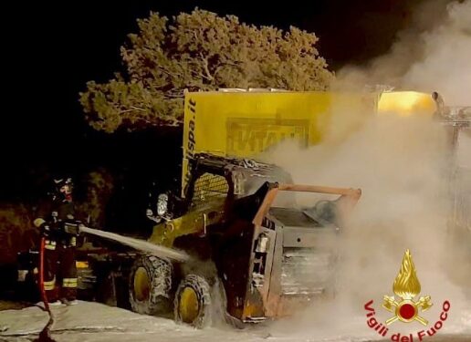 A fuoco tre mezzi da lavoro sulla Statale 729, all’altezza del km 42