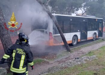 Un autobus in fiamme nel viale Buon Cammino, a Cagliari, i vigili del fuoco spengono le fiamme e mettono in sicurezza l’area e la sede stradale